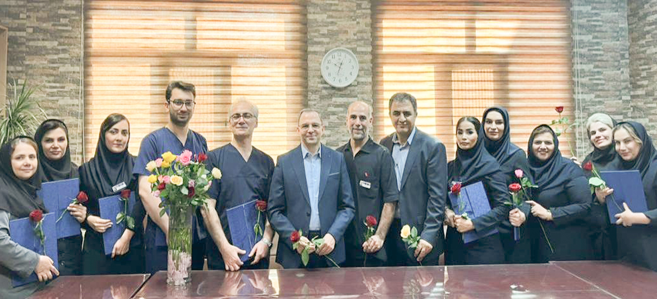 خنـکای دســتانـت را آهســته می‌بخشـی به لحظه‌هـای تــب دار بیــماران نبـض حیــات ، زیـر لطافت انگشــتانت چـه تند میزند‌ ای فـرشــته نجـات روزت مبارک پرستار